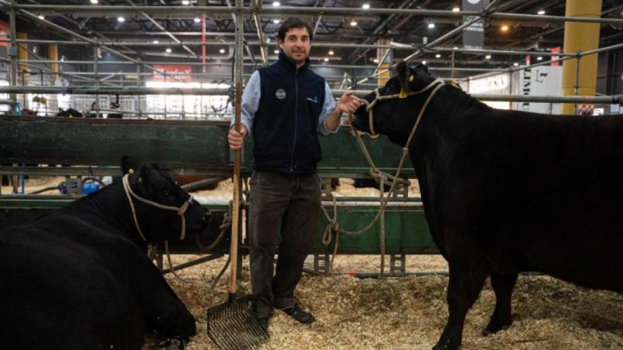 El ex ministro de Economía Roberto Lavagna presentó sus ejemplares en La Rural